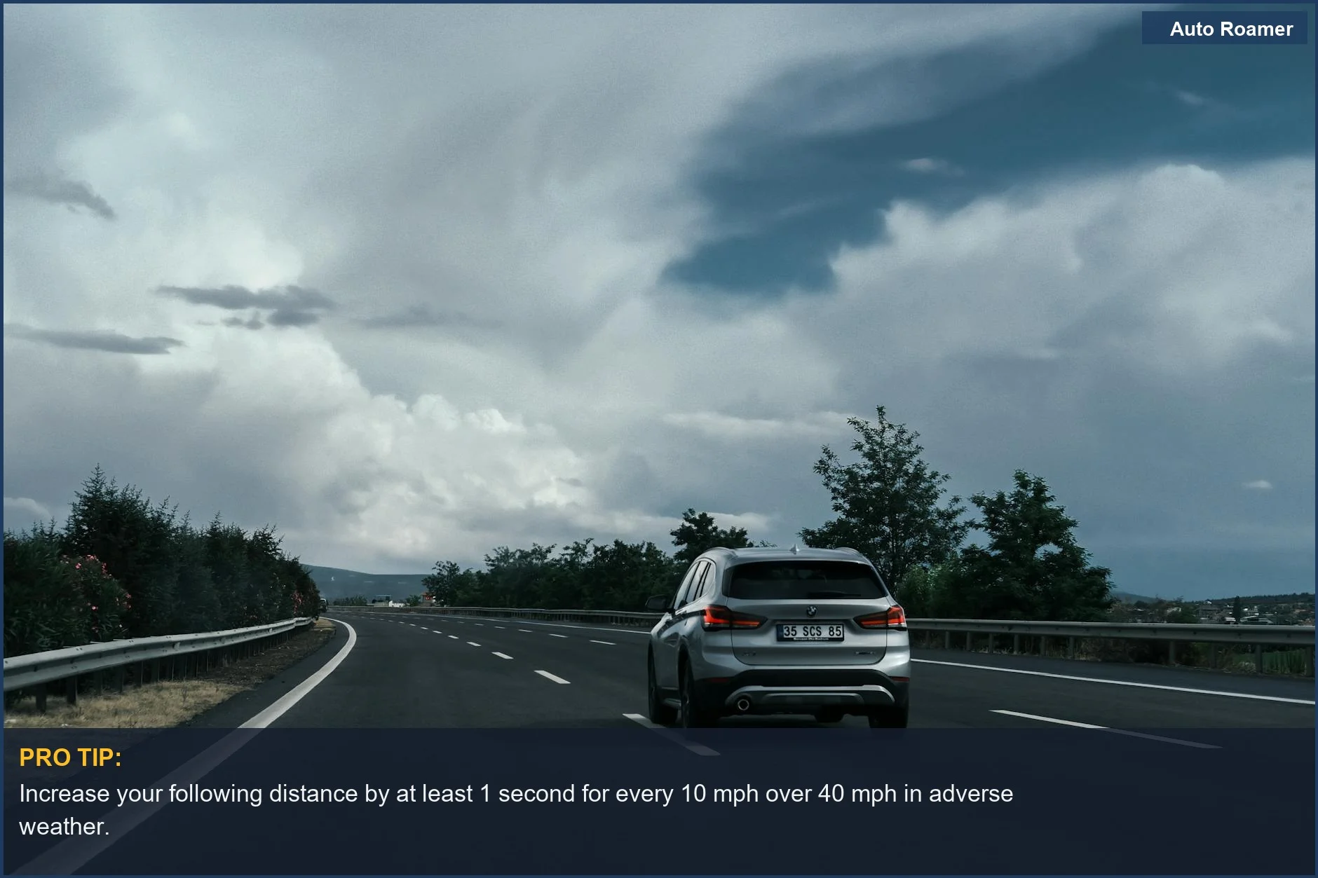SUV plateado en una autopista rodeado de vegetación y nubes, demostrando conducción defensiva en condiciones climáticas variadas.