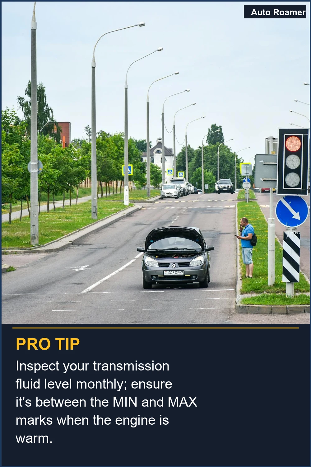 Inspecciona el nivel de líquido de transmisión mensualmente; asegúrate de que esté entre las marcas MÍN y MÁX cuando el motor esté caliente.