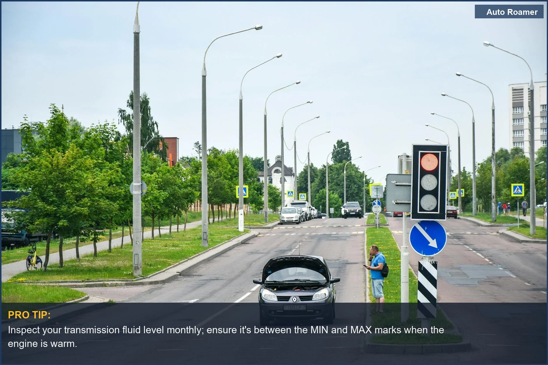 Hombre frustrado por coche averiado en calle de la ciudad, buscando ayuda en su teléfono con síntomas de bajo nivel de líquido de transmisión.