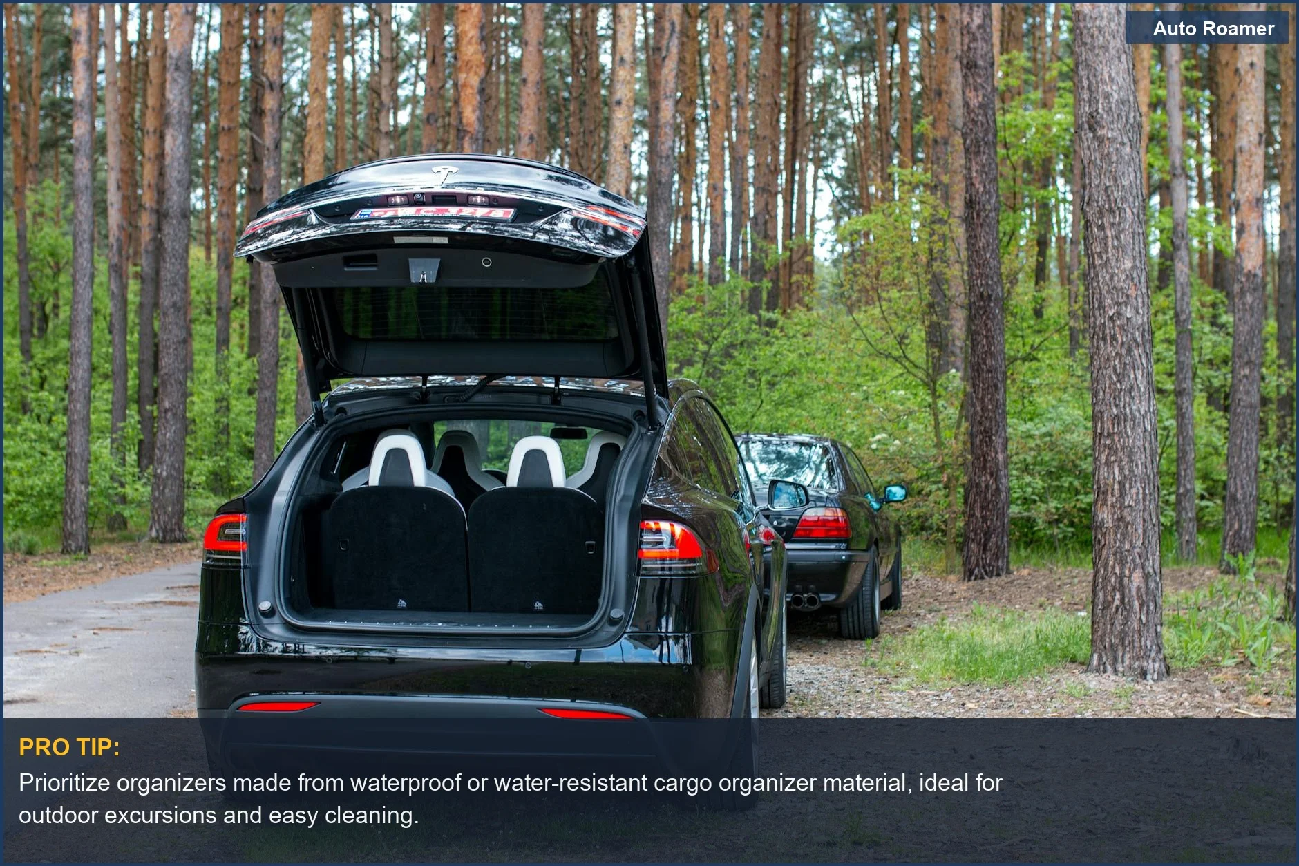 Moderno SUV eléctrico con maletero abierto en un bosque sereno, listo para aventuras.