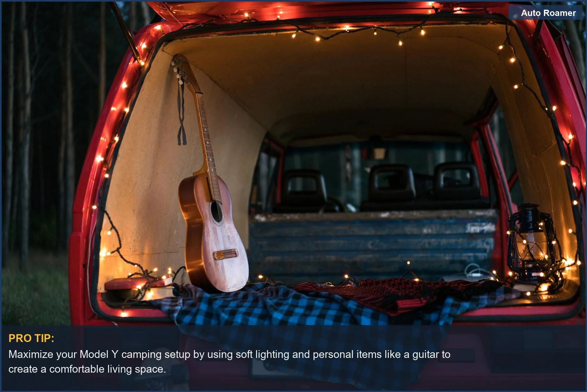 Acogedora configuración de camping en coche dentro de un Tesla Model Y, con una guitarra acústica e iluminación suave en el maletero.