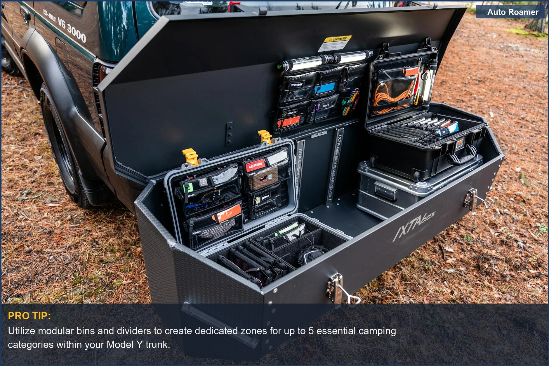 Maletero organizado de Tesla Model Y con compartimentos para equipo de camping y herramientas, maximizando la organización para acampar en coche.