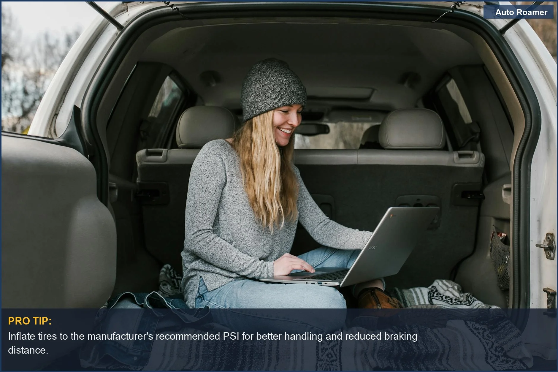 Mujer trabajando remotamente desde el maletero del coche, enfatizando cómo la presión de los neumáticos contribuye a la seguridad general del coche y la tranquilidad.