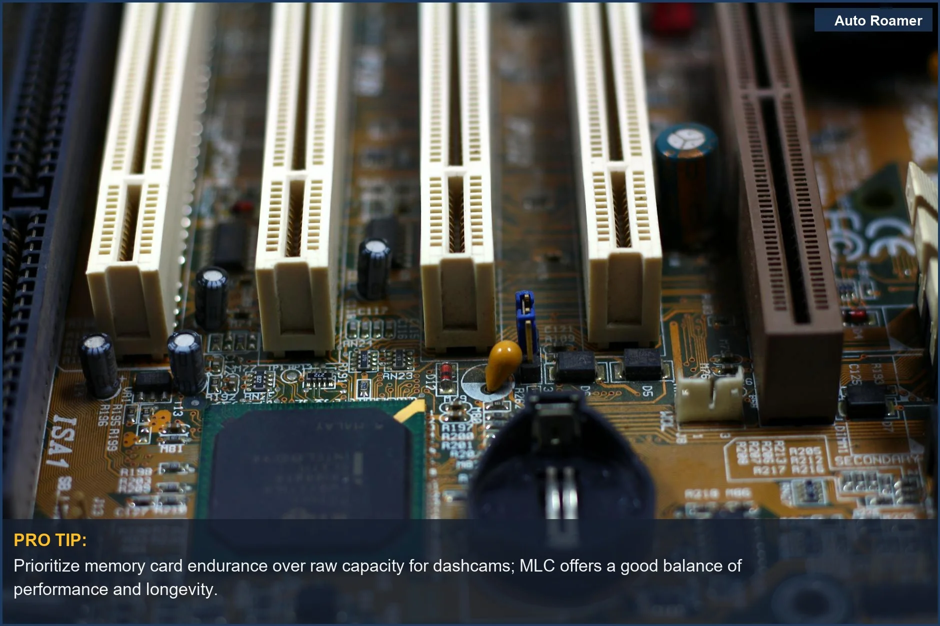 Placa base de ordenador detallada que muestra ranuras de RAM y condensadores, ilustrando el hardware interno.