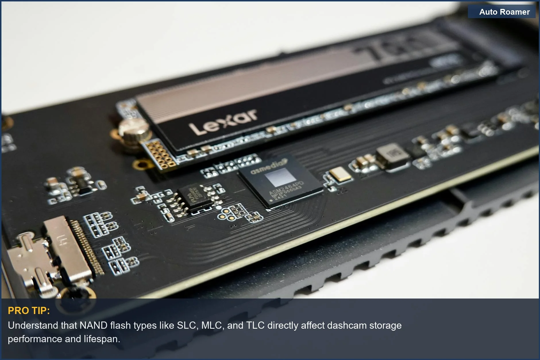 Primer plano de un SSD NVMe en una placa de circuito, mostrando componentes esenciales para la memoria de la dashcam.