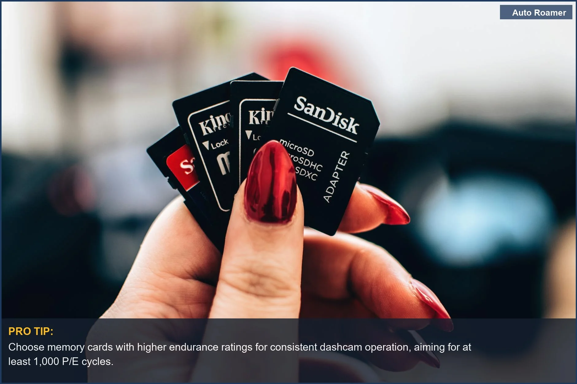 Mano de mujer con uñas rojas sosteniendo varias tarjetas microSD, representando opciones de almacenamiento para dashcams.