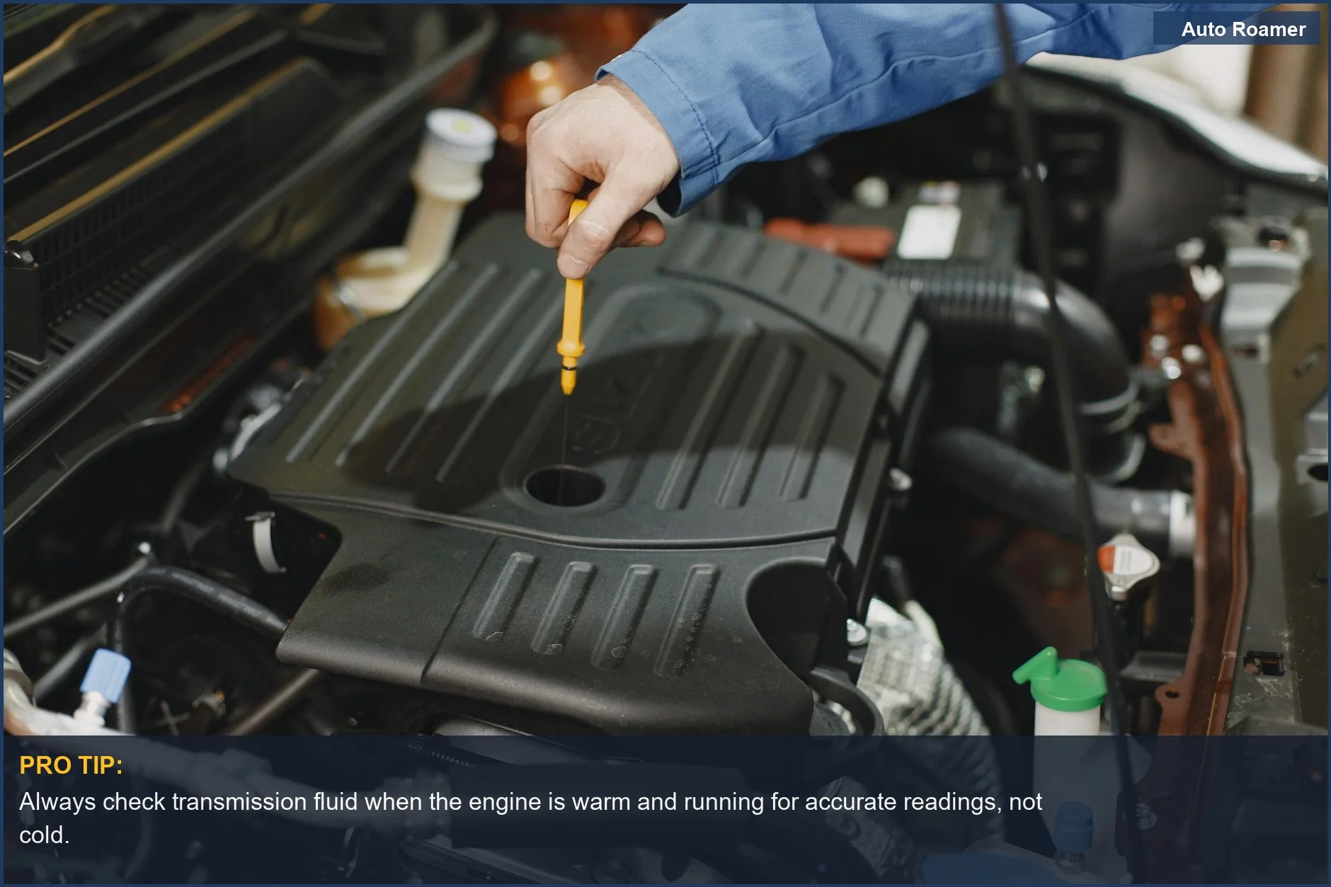 Primer plano del compartimento del motor de un coche con una varilla de nivel utilizándose para comprobar los niveles de líquido, ilustrando el rellenado del líquido de transmisión.