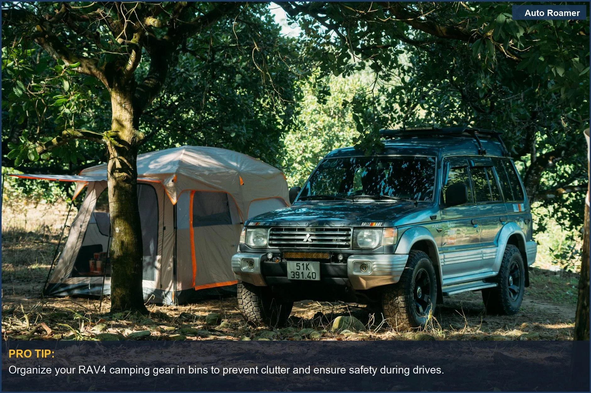 SUV estacionado junto a una tienda de campaña en un bosque, ideal para entusiastas del aire libre.
