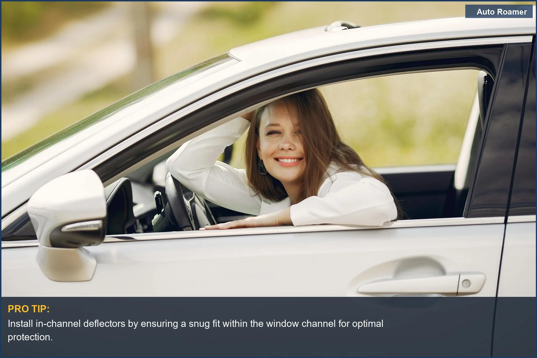 Mujer sonriente con camisa blanca mira por la ventanilla abierta de un coche, mostrando los deflectores de ventana de canal interno.