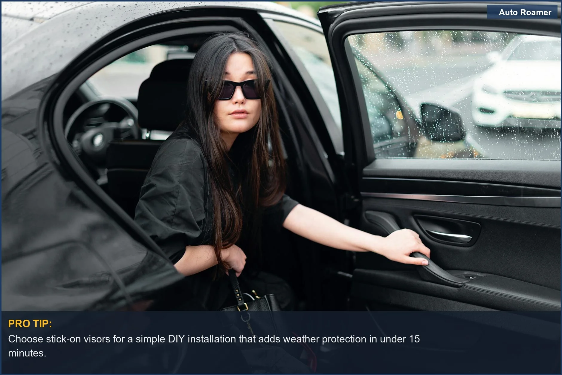 Mujer con gafas de sol sale de un coche de lujo bajo la lluvia, demostrando la utilidad de los tipos de viseras para ventanas.