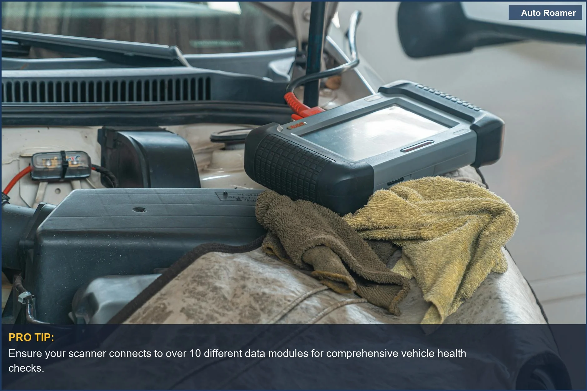 Primer plano de una herramienta de diagnóstico de coche conectada a un puerto OBD2 en un garaje, mostrando diagnósticos del motor.