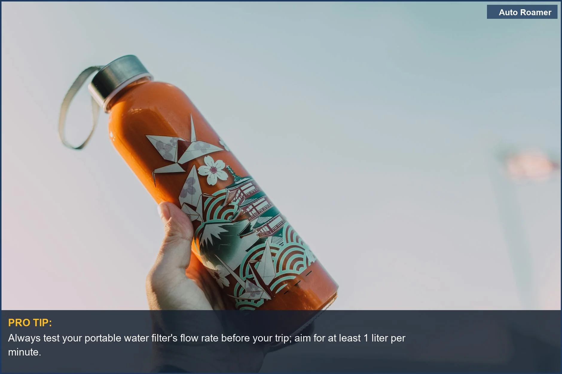 Una mano sostiene un filtro de agua portátil para acampar cerca de un arroyo claro, mostrando métodos efectivos de purificación de agua para excursionistas.