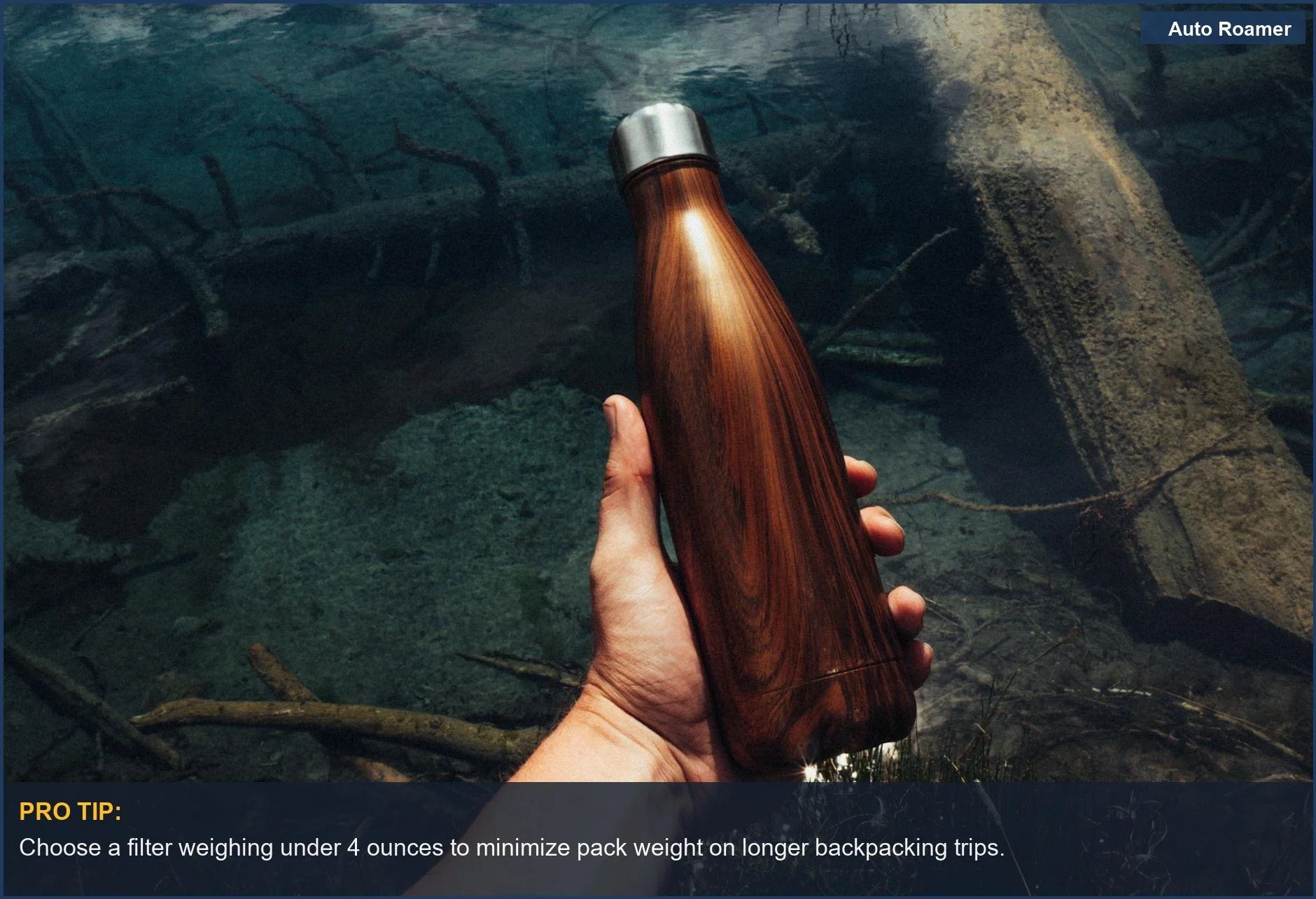 Primer plano de una botella de agua reutilizable contra un cielo azul, enfatizando los tipos de filtros de agua portátiles y ligeros para viajes.