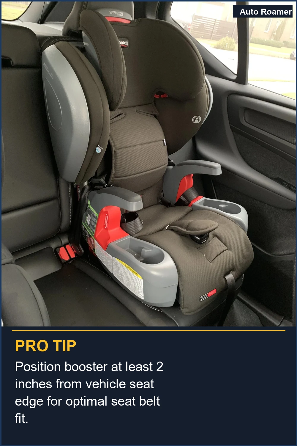 Coloca el elevador al menos 2 pulgadas del borde del asiento del vehículo para un ajuste óptimo del cinturón de seguridad.