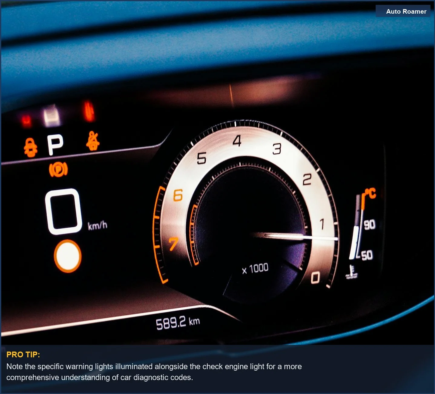 Vista detallada del tablero de un coche con un velocímetro prominente y luces de advertencia iluminadas.