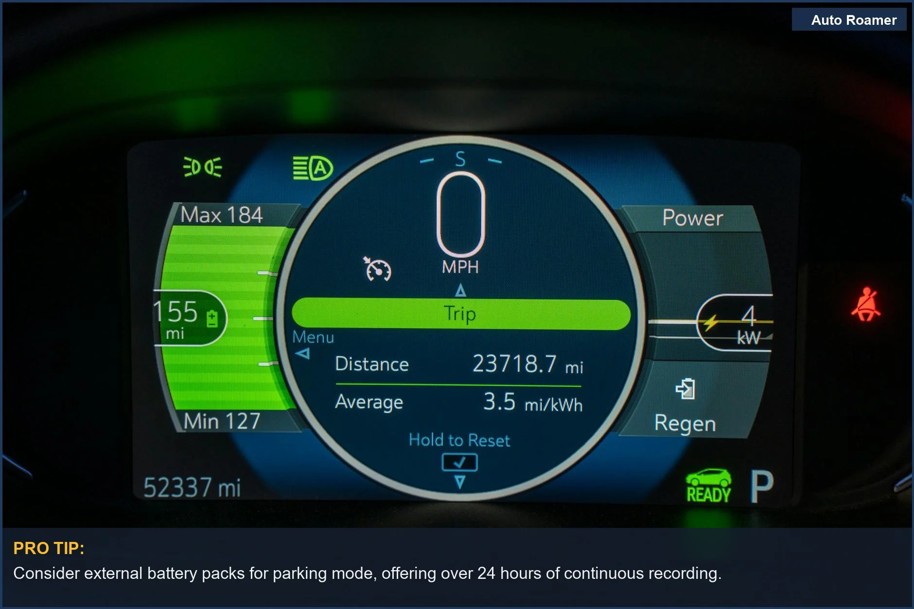 Salpicadero de un vehículo eléctrico que muestra la velocidad y la autonomía de la batería, relevante para las consideraciones de duración de la batería de la dashcam.