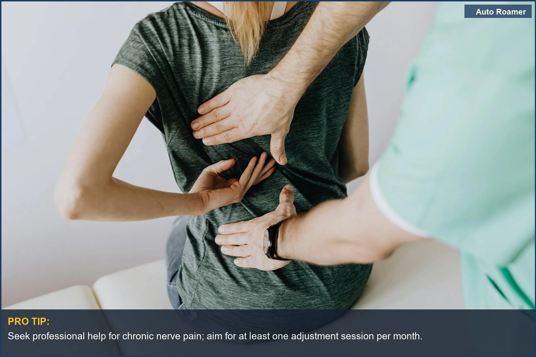 Quiropráctico realizando ajuste de espalda para aliviar el dolor nervioso y el malestar de la ciática en un paciente.