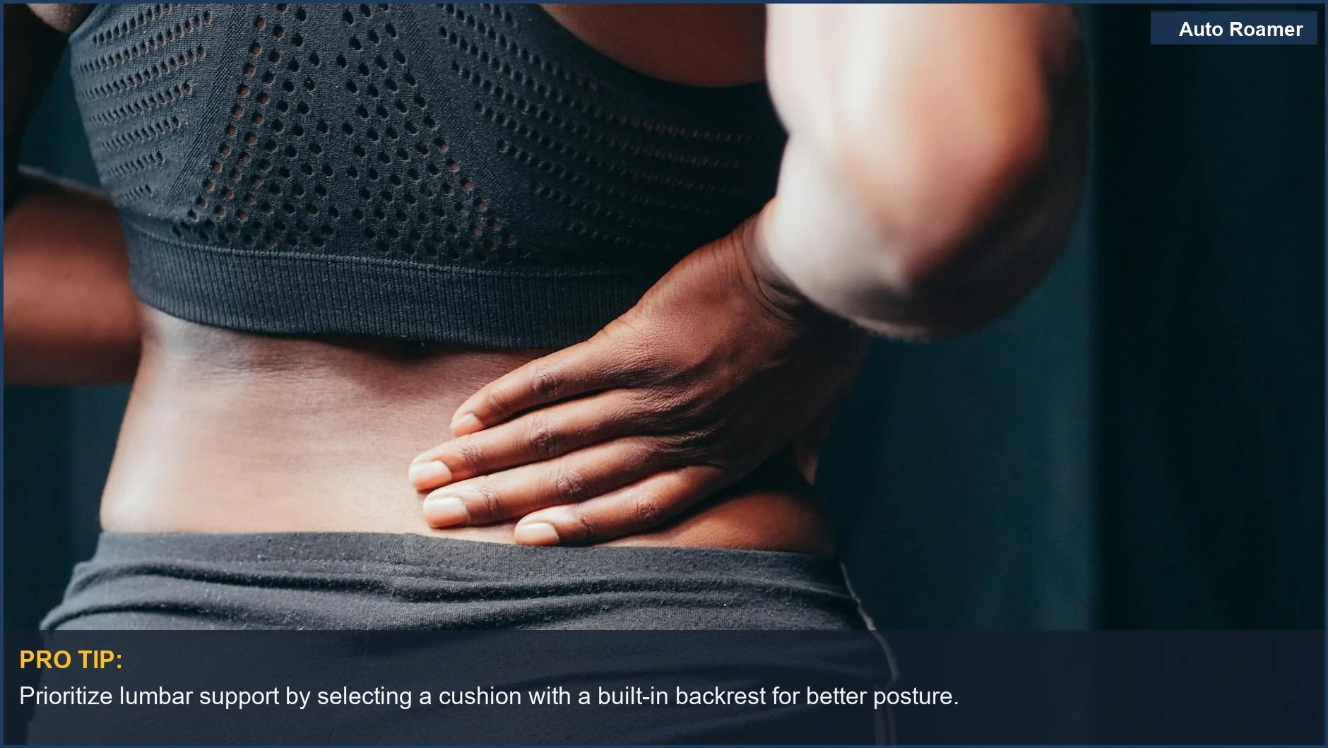 Persona de ascendencia africana sujetándose la parte baja de la espalda, indicando malestar y dolor nervioso.