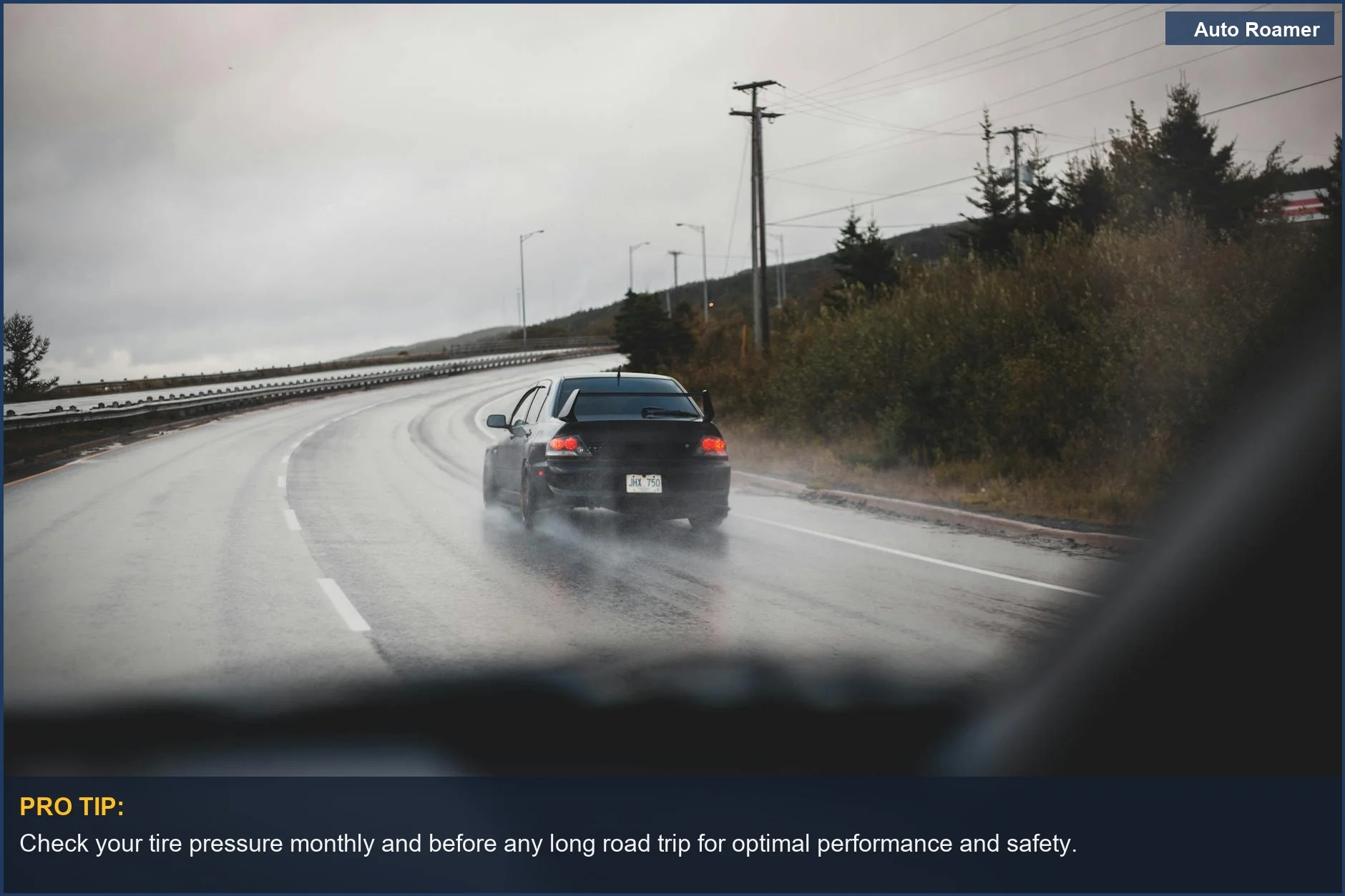 Coche negro conduciendo en una carretera mojada, ilustrando la importancia de la presión adecuada de los neumáticos para la seguridad vial.