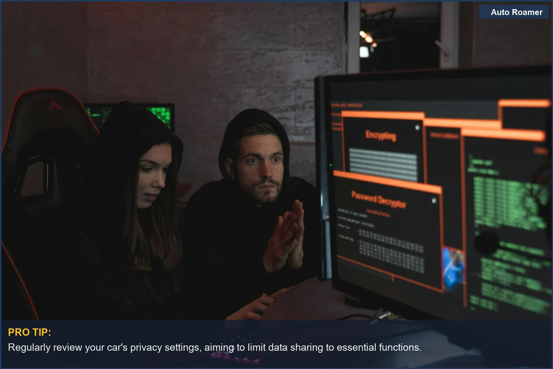 Expertos en ciberseguridad analizando datos cifrados en pantallas para preocupaciones de privacidad.
