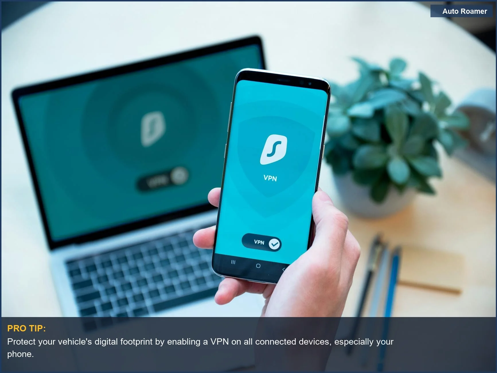 Smartphone con aplicación VPN protegiendo la seguridad de los datos del coche sobre un fondo de portátil.
