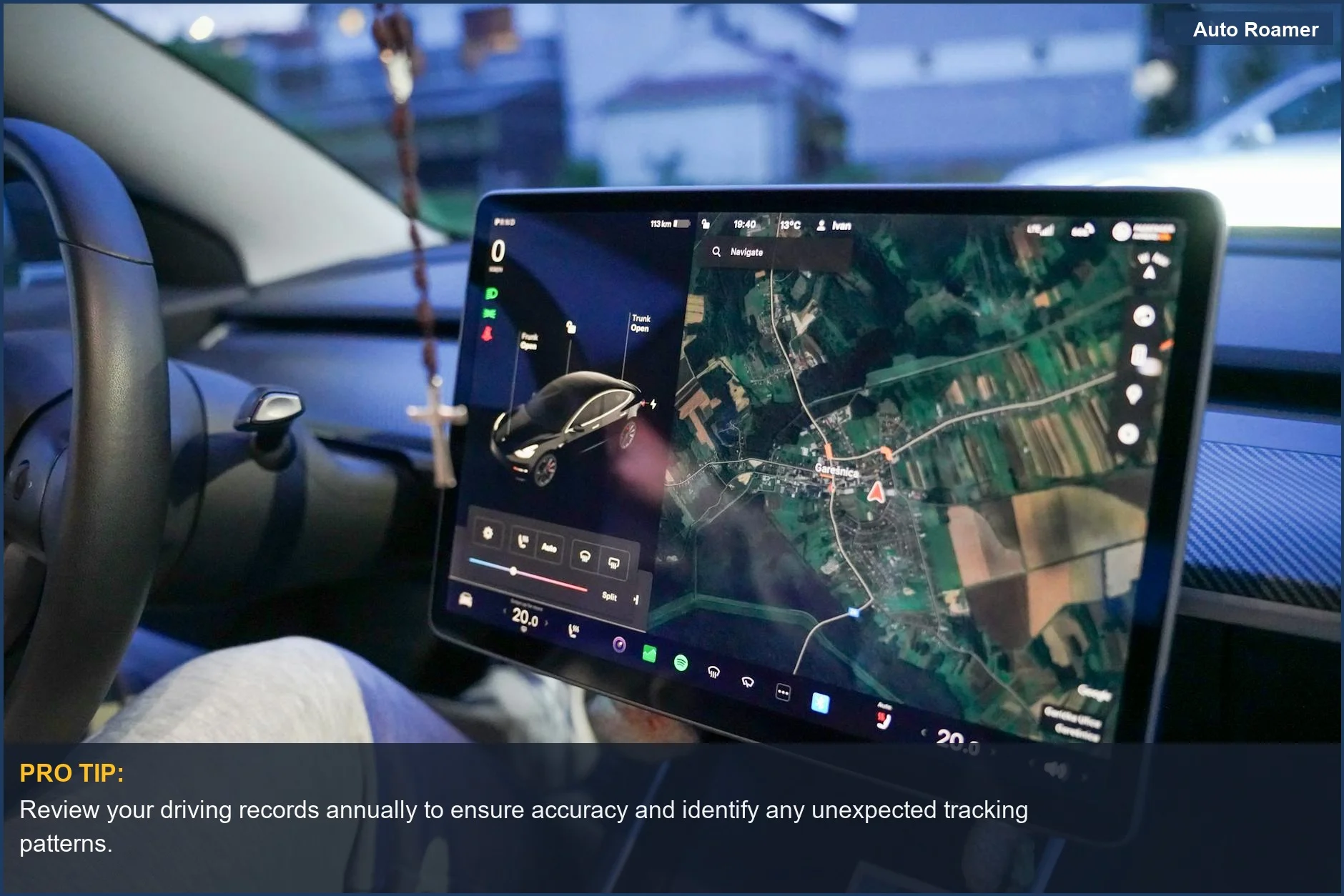 Primer plano del salpicadero digital de un coche que muestra navegación GPS, ilustrando detalles del historial del vehículo.