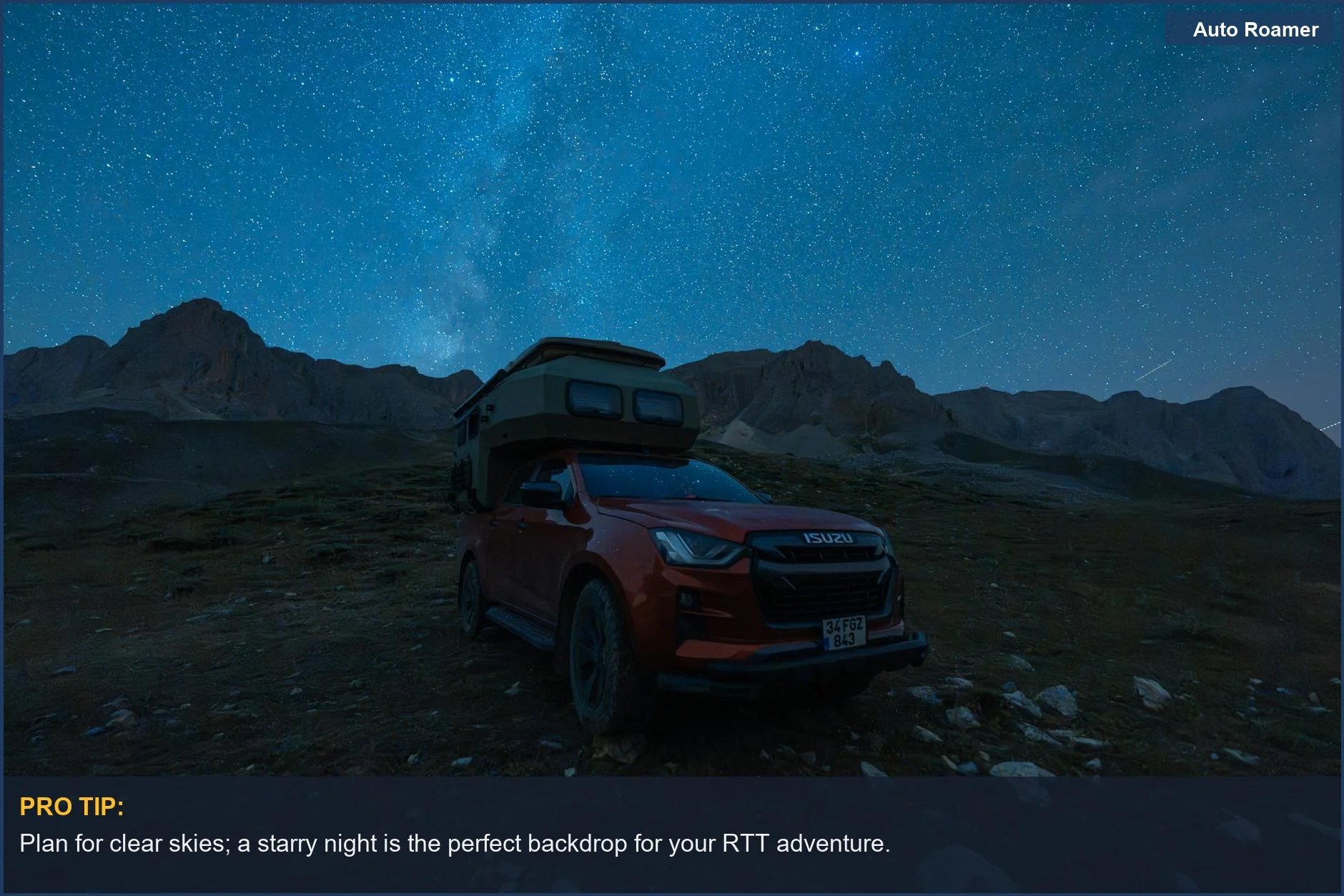 SUV rojo con una tienda de techo desplegada bajo un cielo estrellado, explicando los beneficios de las tiendas de techo.