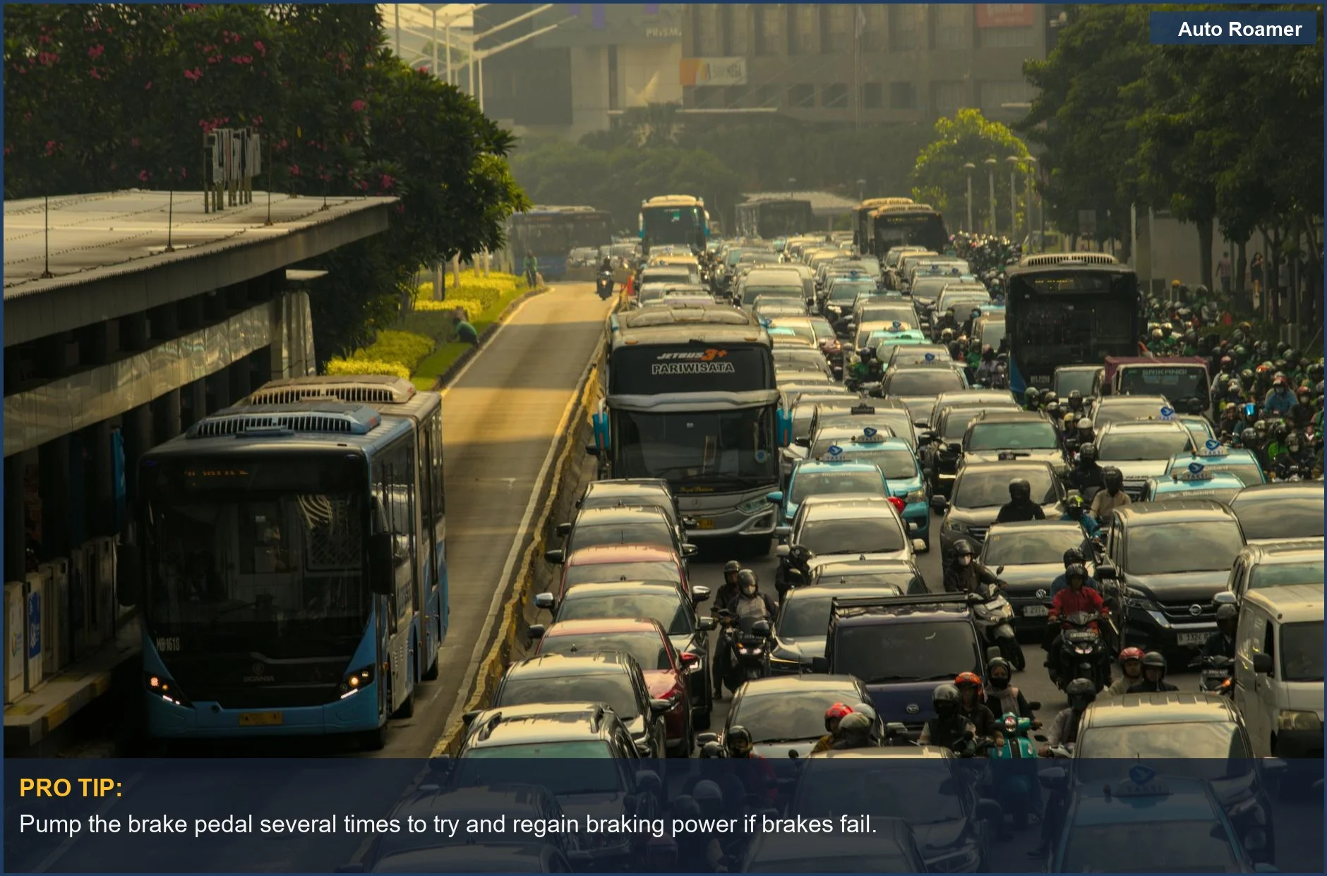 Crowded city road filled with vehicles, emphasizing the urgency of responding to brake failure.