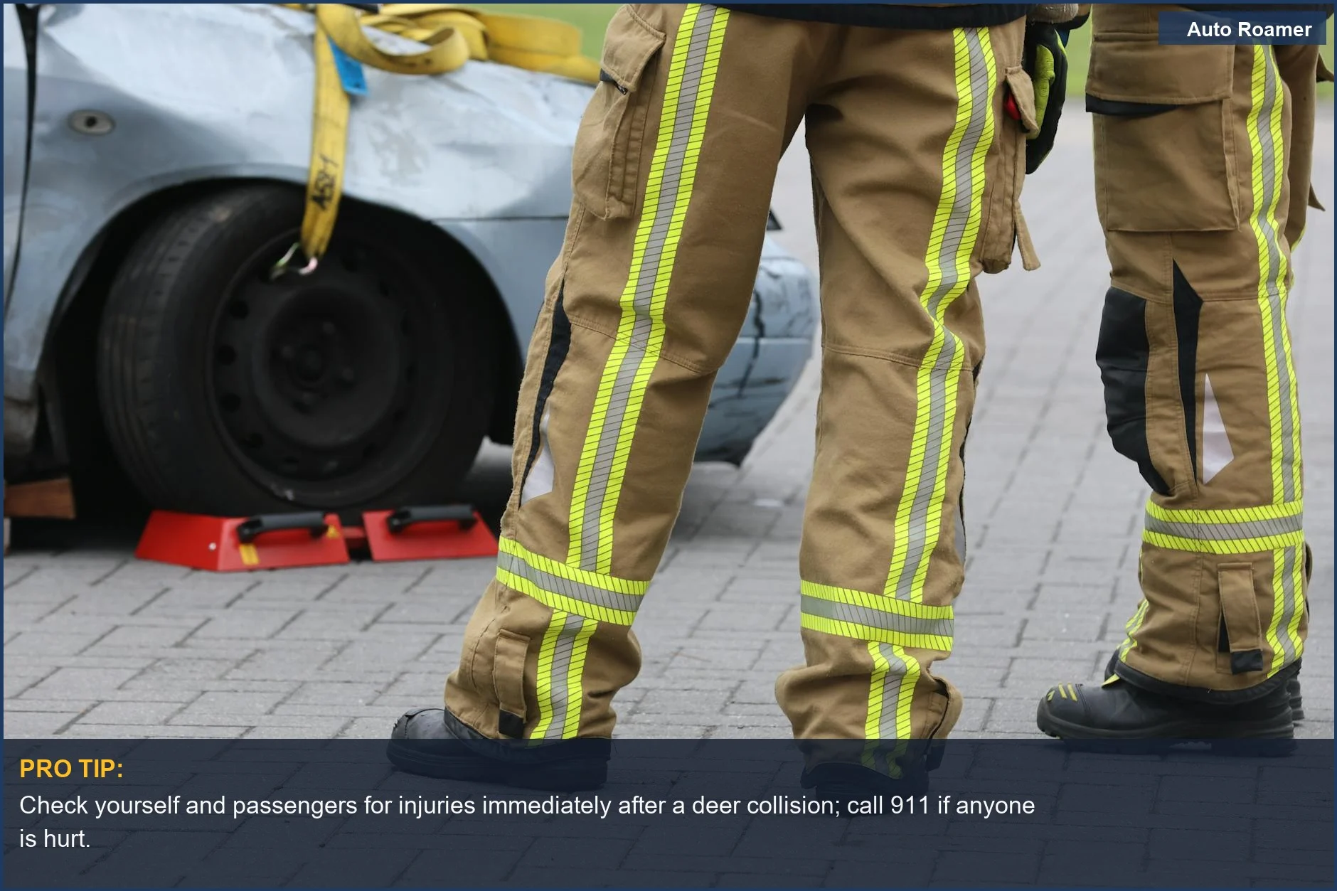 Bomberos con equipo de protección inspeccionan un coche después de un choque con un ciervo, centrándose en su calzado y pantalones resistentes.