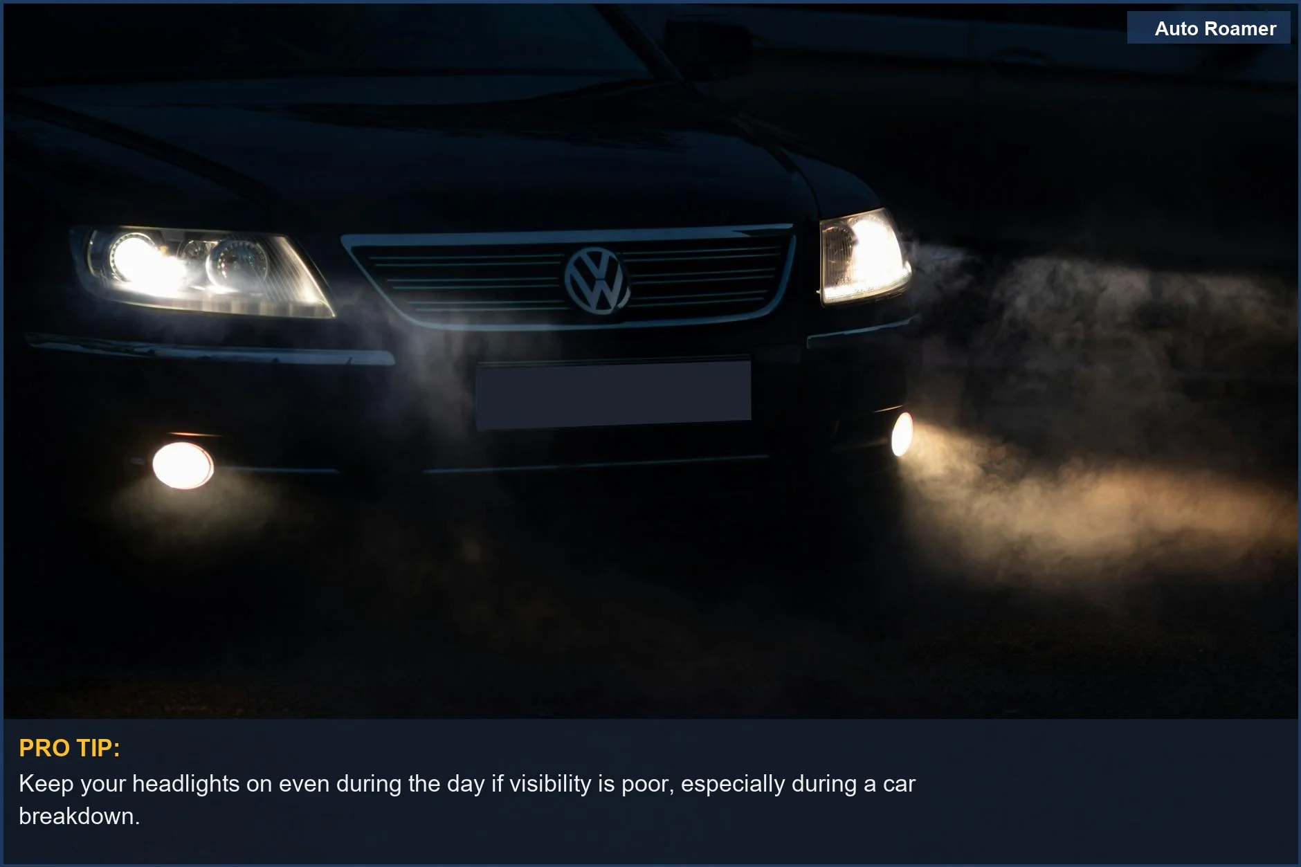 Faros de coche atravesando la niebla nocturna, esenciales para la visibilidad durante una avería en autopista.