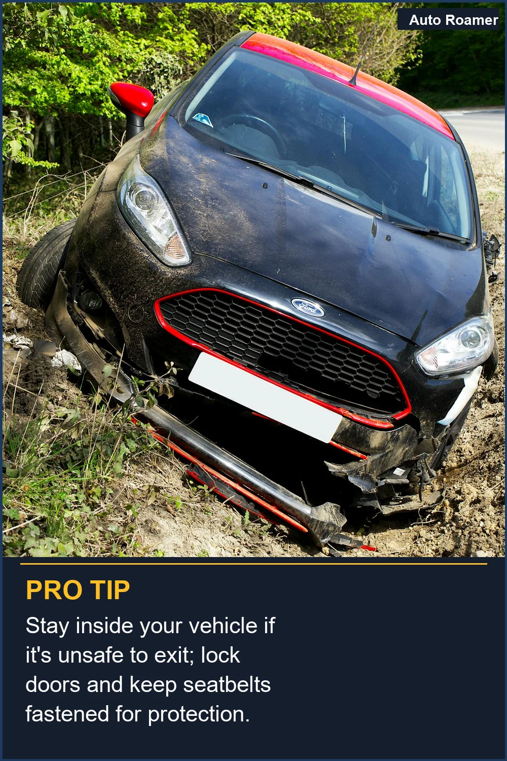 Permanece dentro de tu vehículo si es inseguro salir; cierra las puertas y mantén los cinturones de seguridad abrochados para protegerte.