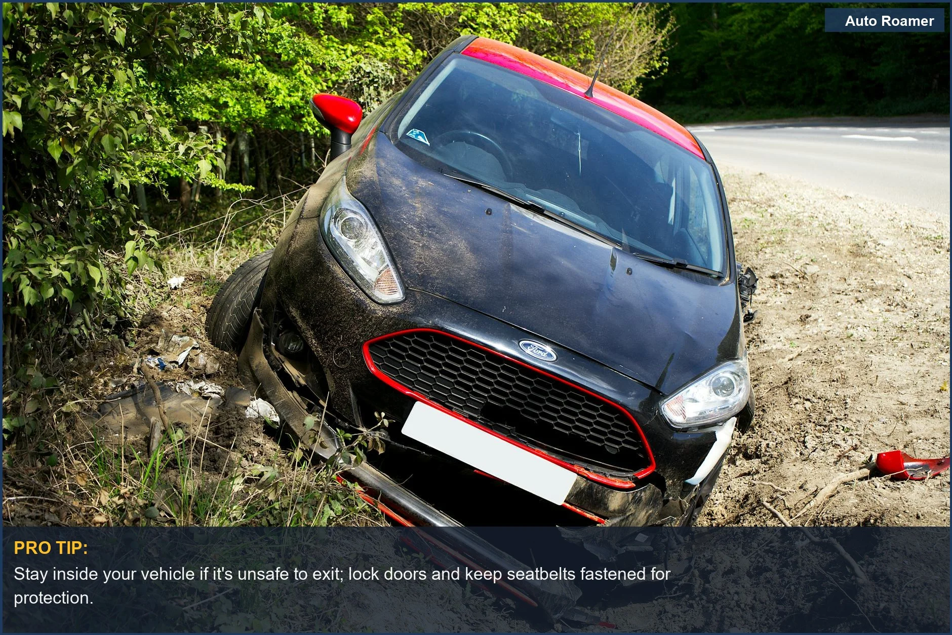 Coche dañado en una zanja al borde de la carretera, ilustrando un posible escenario de avería de coche en una autopista.