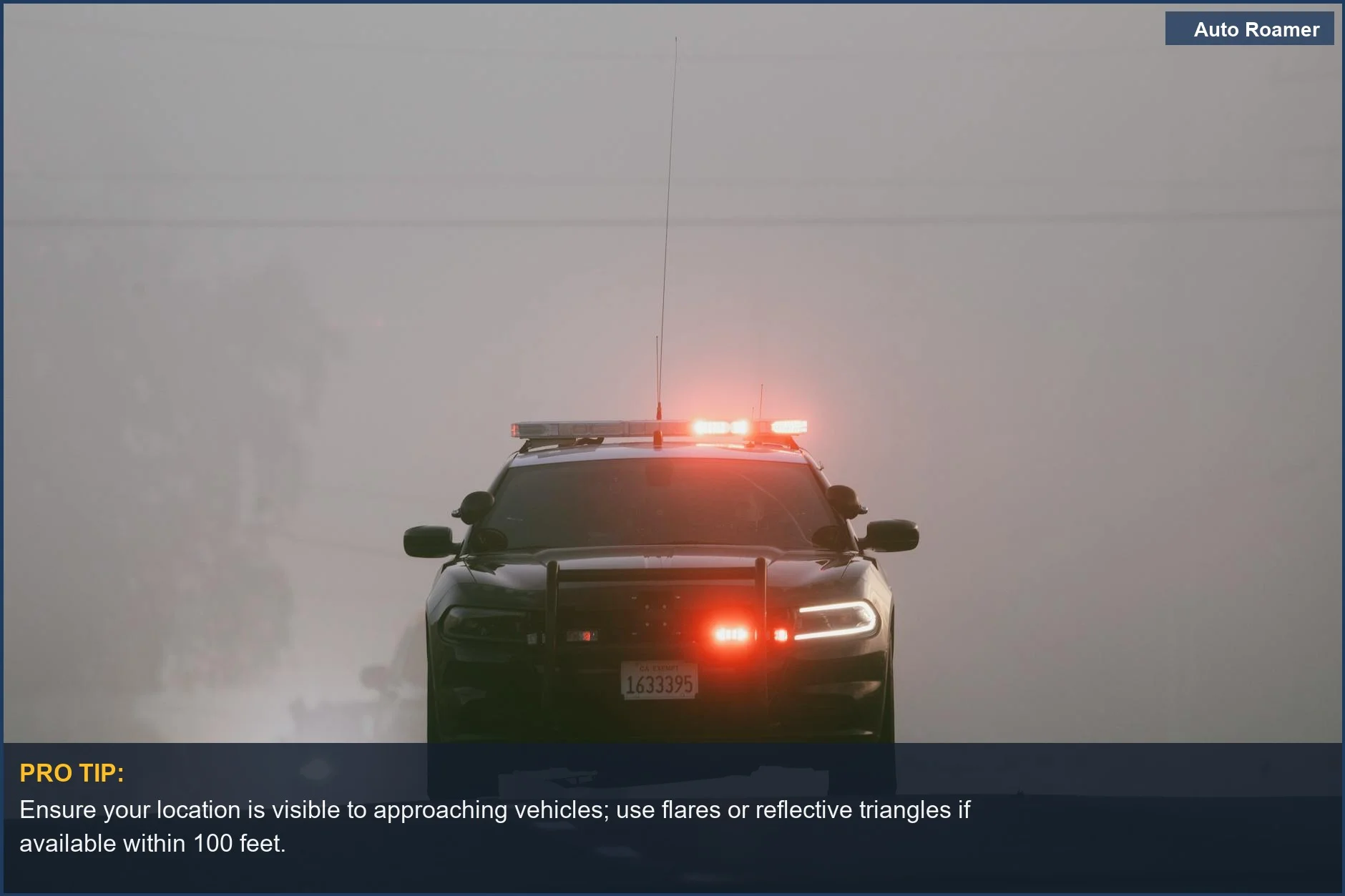 Coche de policía con luces rojas iluminando una autopista neblinosa, ayudando en una avería de coche por la noche.