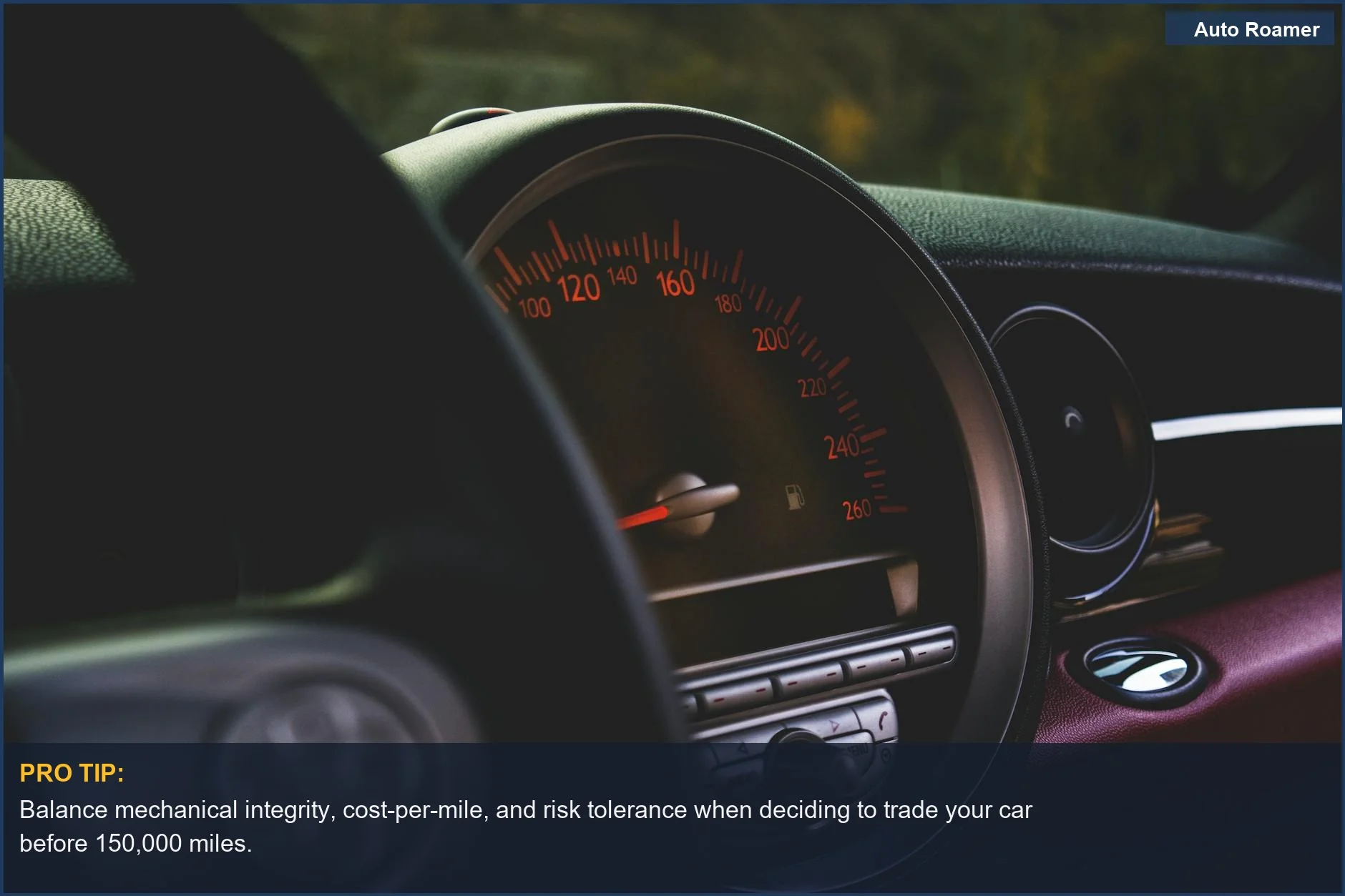 Tablero de coche lujoso con enfoque en el velocímetro, representando la compleja decisión de cambiar un coche familiar con muchos kilómetros.