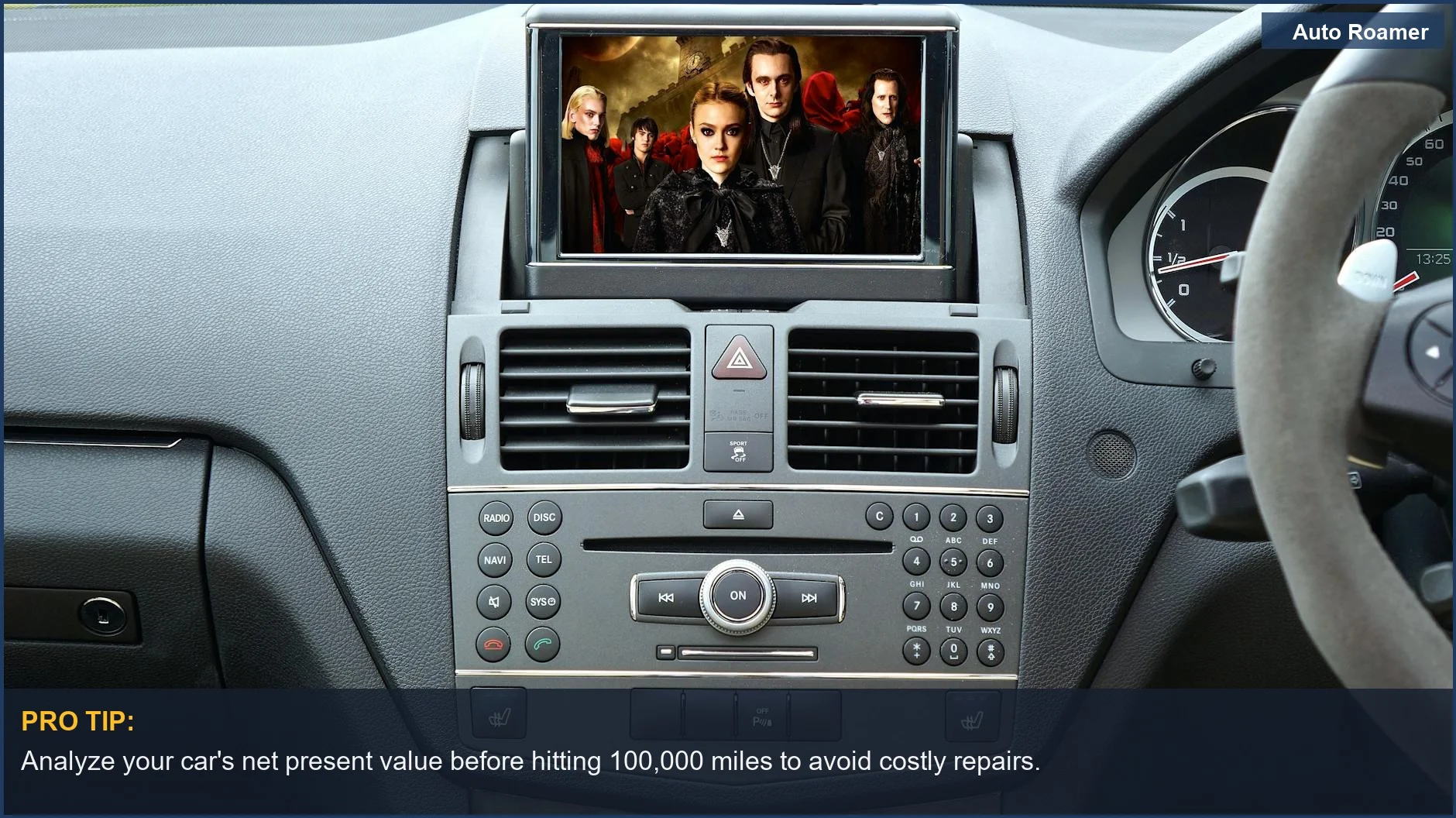 Tablero de coche de lujo moderno con pantalla integrada, insinuando la decisión de cambiar un coche familiar con alto kilometraje.