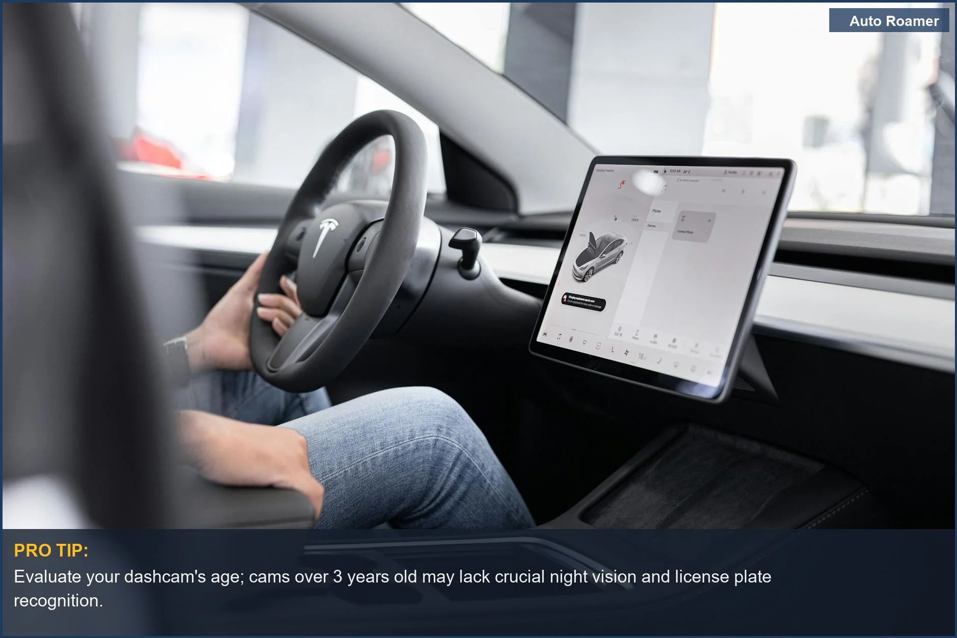 Interior de un coche eléctrico moderno que muestra una gran pantalla táctil y un volante, insinuando la tecnología integrada.