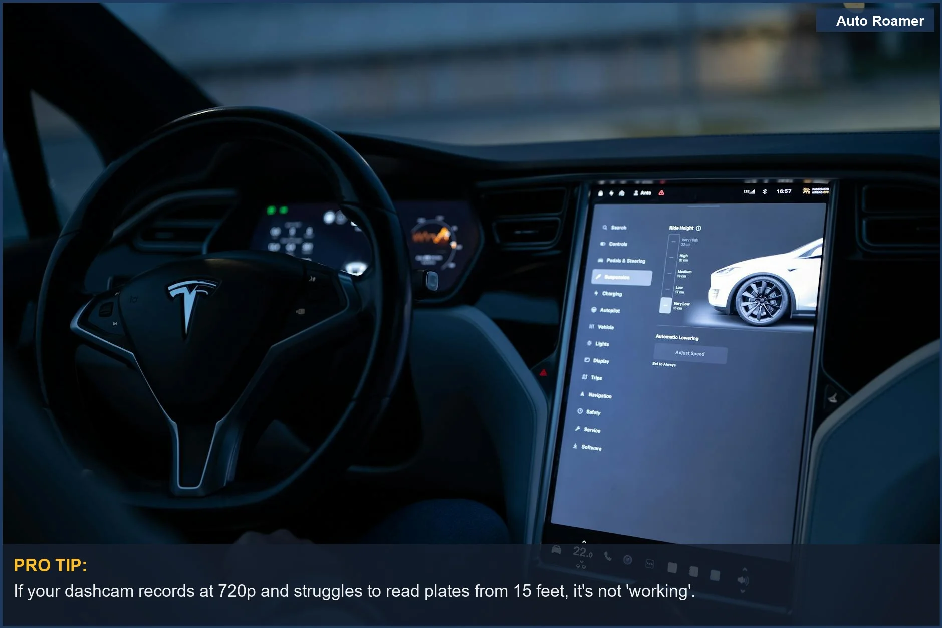 Interior de un coche Tesla con una destacada pantalla táctil avanzada y controles modernos del volante.