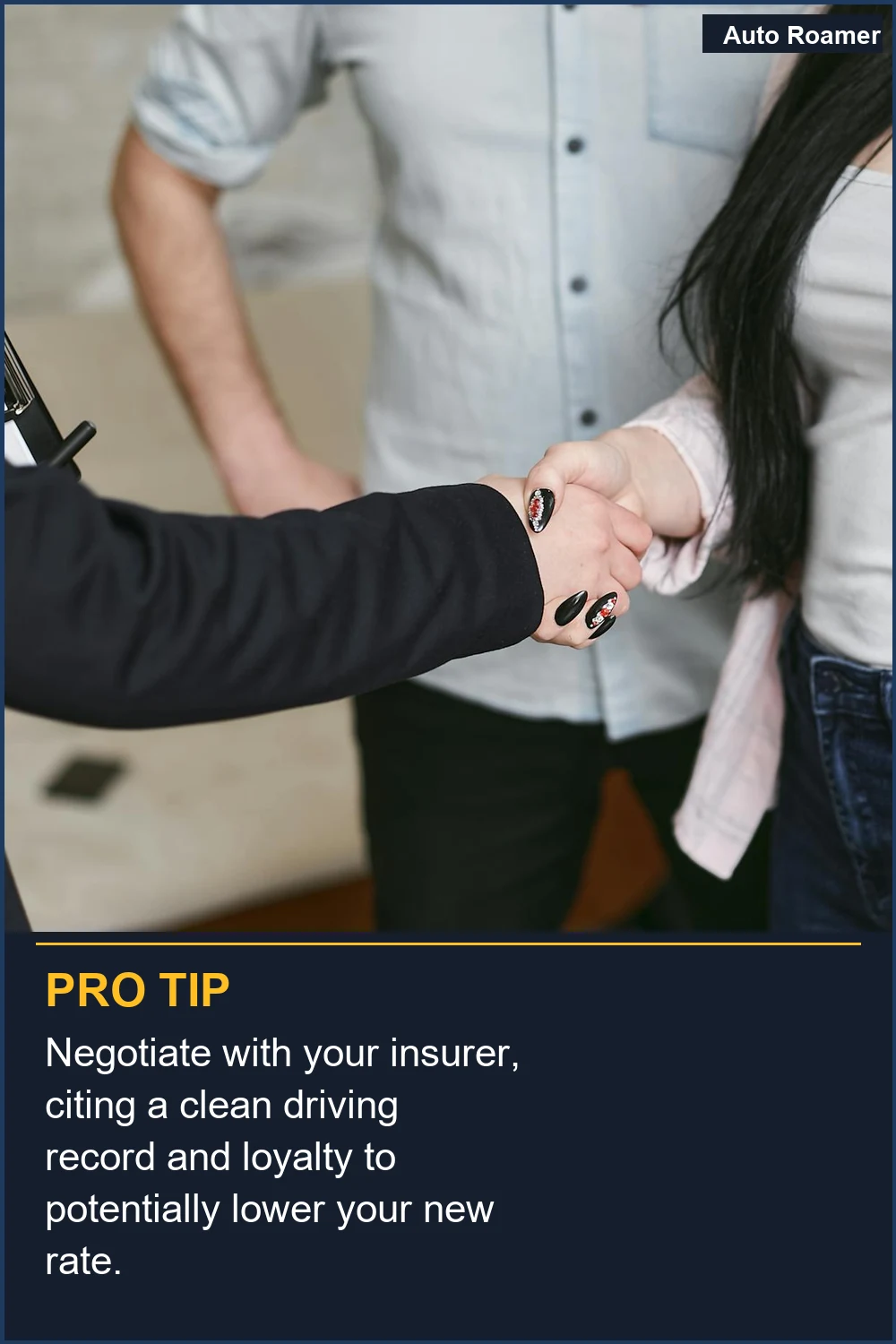 Negocia con tu aseguradora, citando un historial de conducción limpio y lealtad para potencialmente reducir tu nueva tarifa.