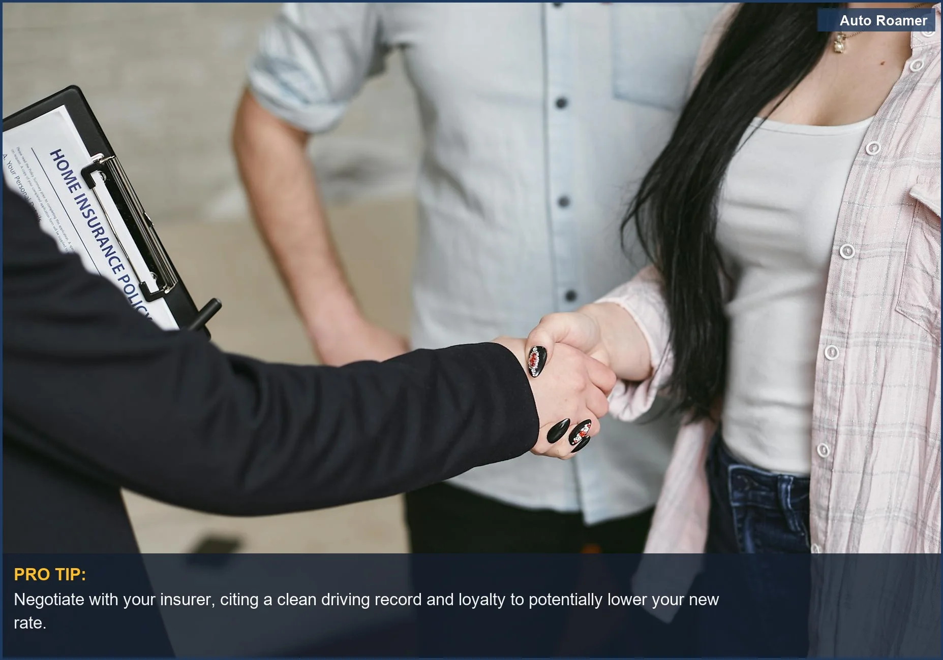 Profesionales de negocios dándose la mano con documentos de pólizas de seguro, simbolizando el acuerdo sobre el aumento de las tarifas del seguro de coche.