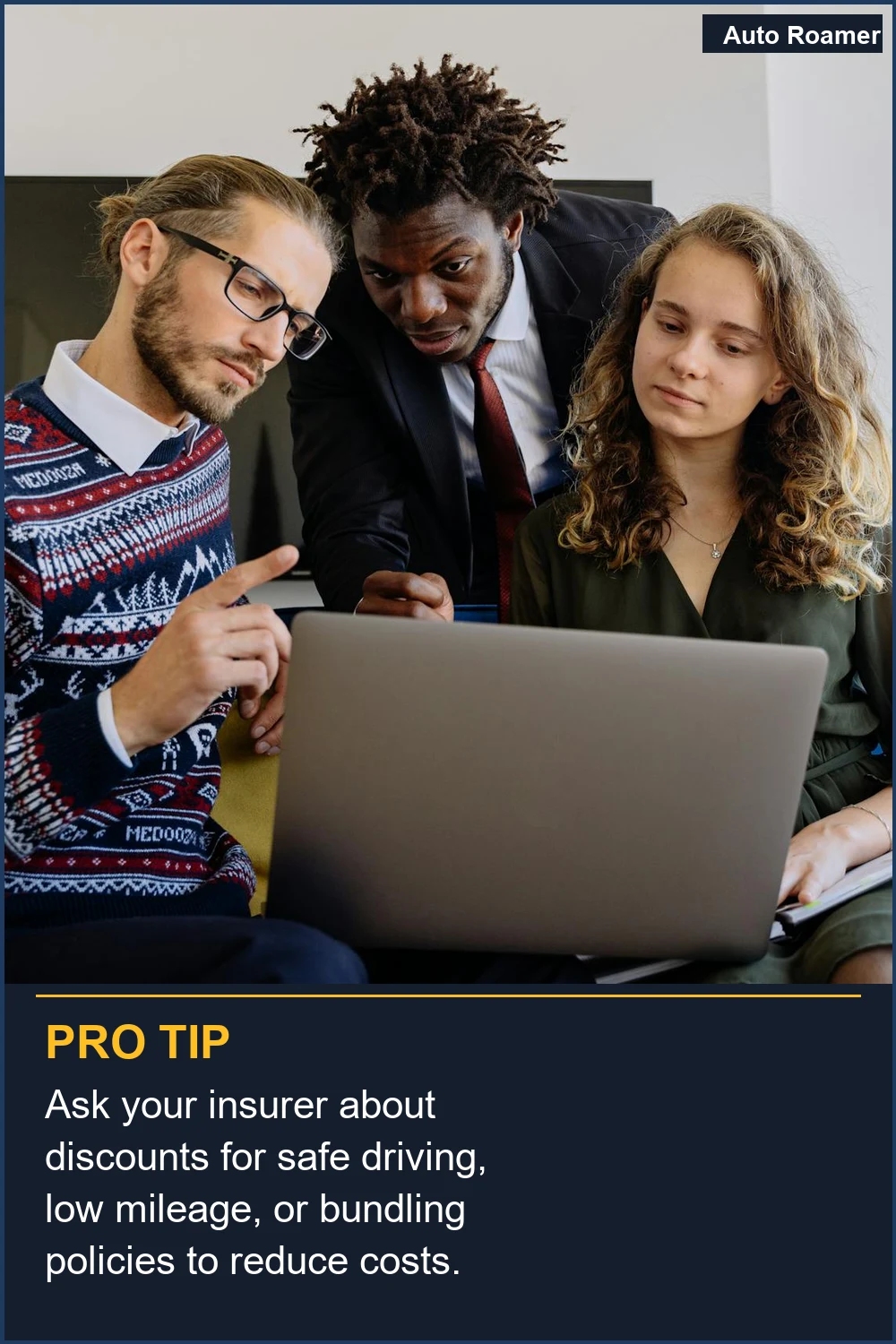 Pregunta a tu aseguradora sobre descuentos por conducción segura, bajo kilometraje o agrupación de pólizas para reducir costos.