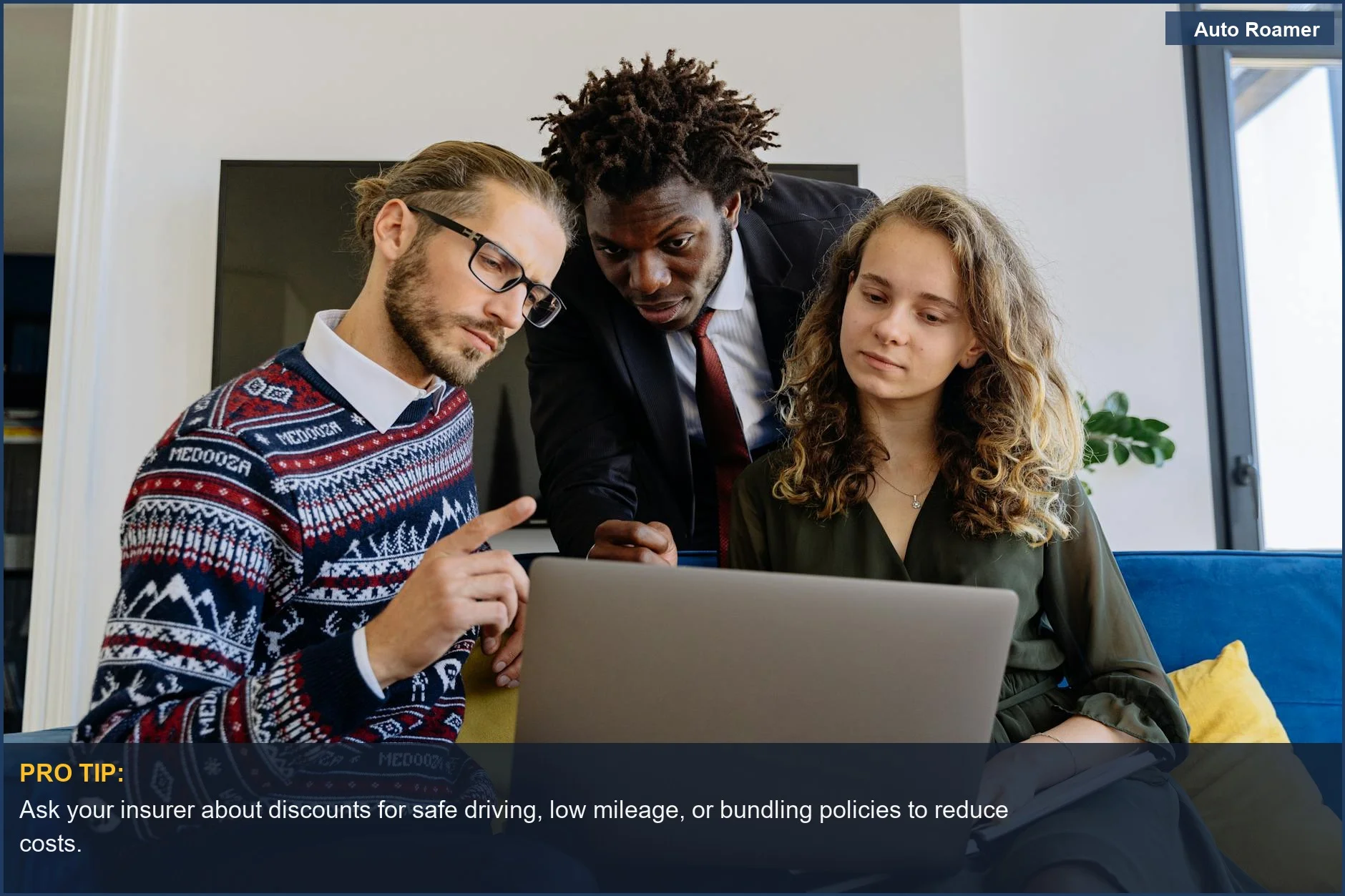 Equipo diverso colaborando en un portátil en una oficina moderna, discutiendo los factores detrás del aumento de las primas del seguro de coche.