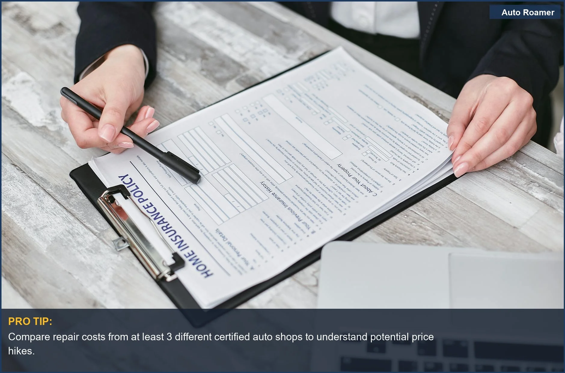 Primer plano de manos revisando una póliza de seguro, destacando los aspectos financieros y profesionales del aumento de los costos del seguro de coche.