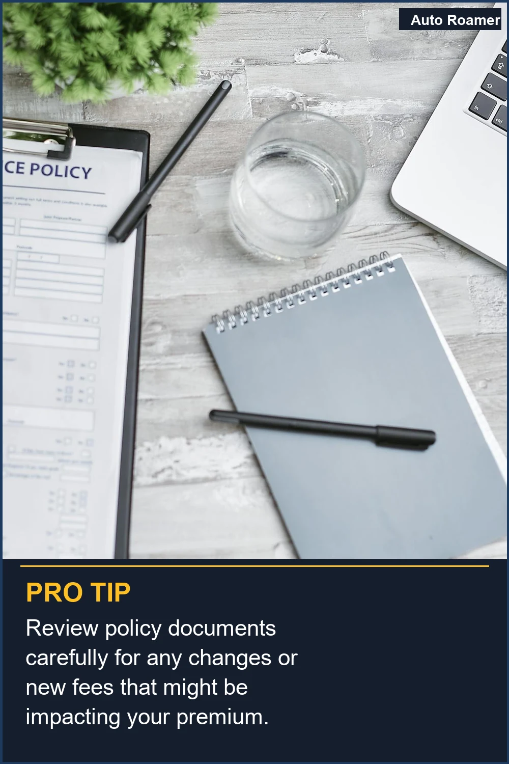 Revisa cuidadosamente los documentos de la póliza para detectar cualquier cambio o tarifa nueva que pueda estar afectando tu prima.