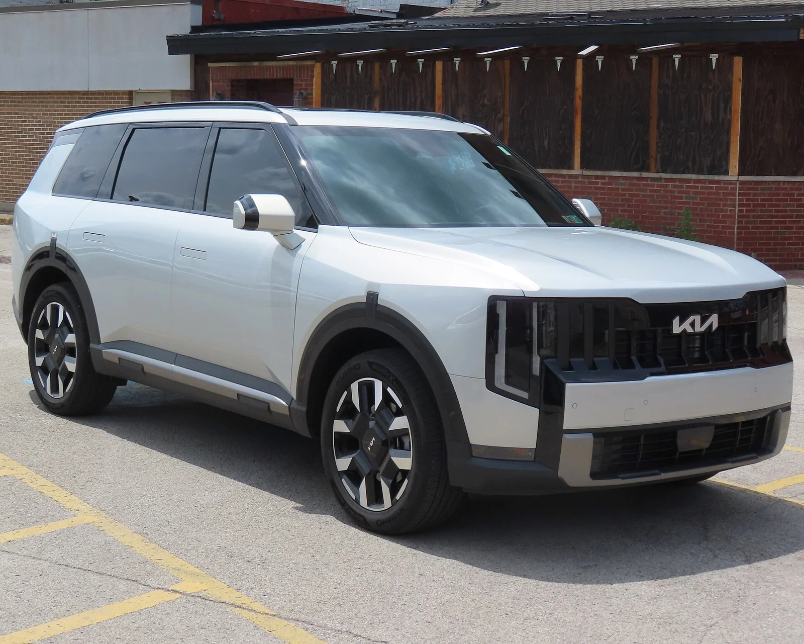 Silver Kia Telluride, front three-quarter view showing the updated grille and roof rails.