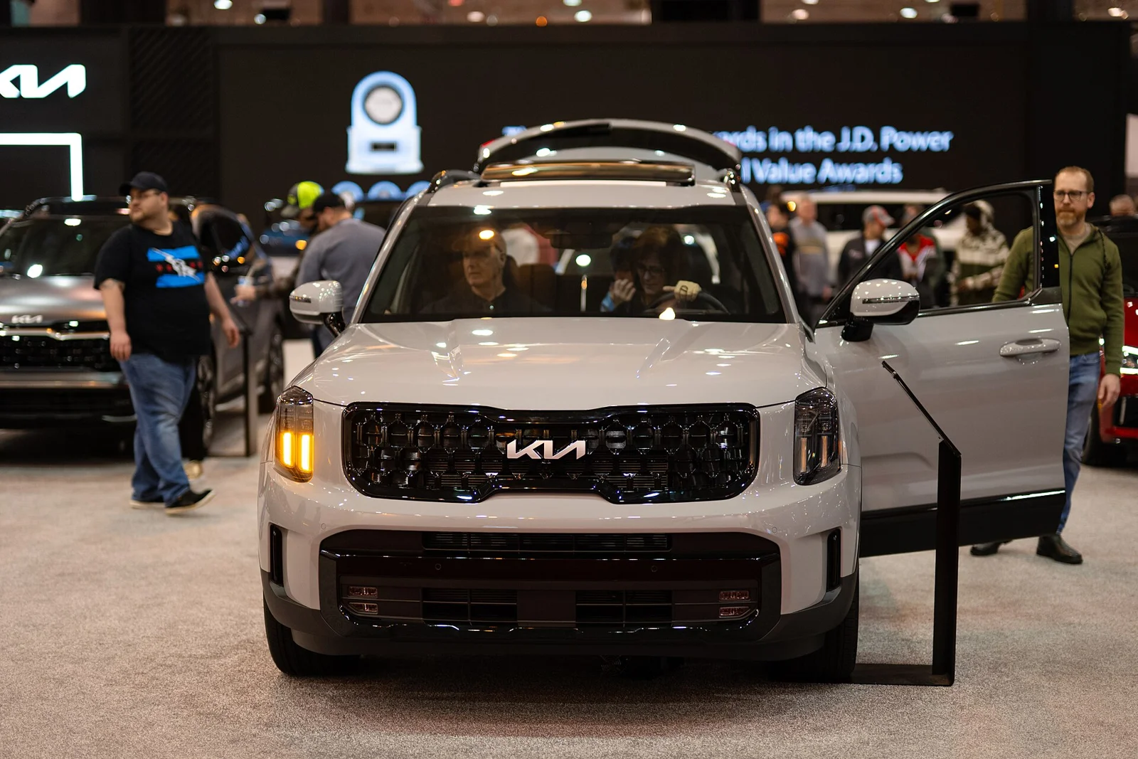 Silver Kia Telluride, facelift generation, front three-quarter view with the updated grille and KIA badge.
